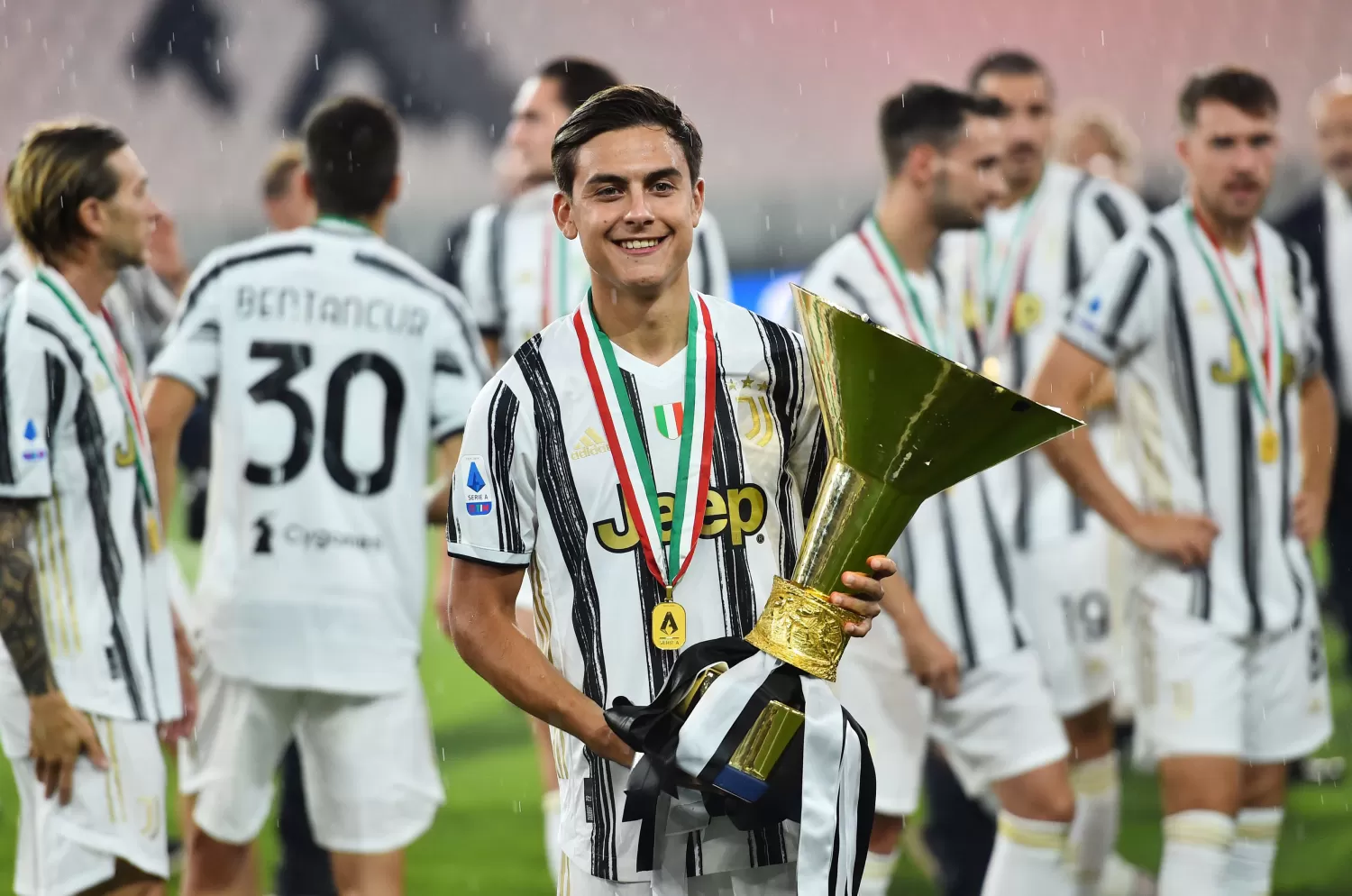 Paulo Dybala también festejó el noveno scudetto consecutivo de la Juventus. (Reuters)