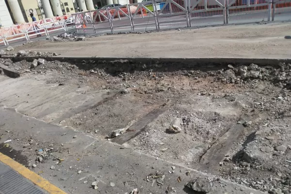 Los antiguos durmientes del tranvía se ven en estos días en la plaza Independencia