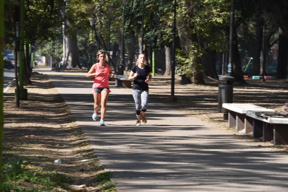 CORRER, PERO MANTENIENDO UNA PRUDENTE SEPARACIÓN. Para la práctica deportiva individual, como las que suelen observarse en el parque Avellaneda o en plaza Urquiza, se debe respetar el protocolo.