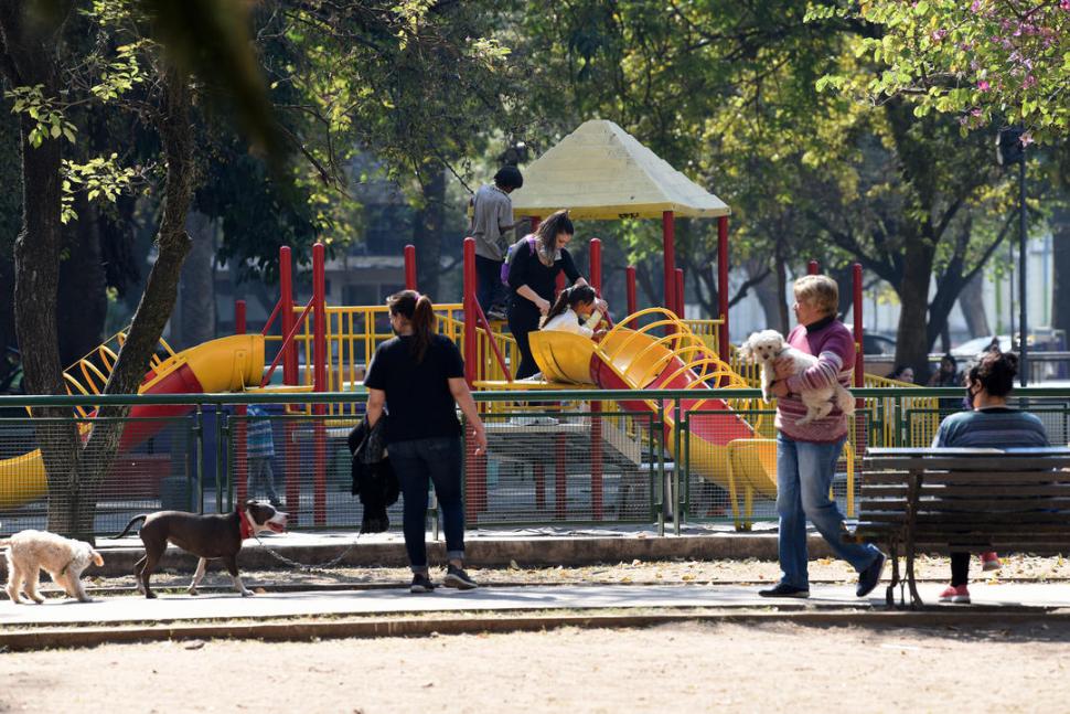 A PASEAR AL PERRO. Los vecinos sacaron a sus mascotas a las plazas, aprovechando el magnífico día de ayer. Otro aprovecharon la jornada para disfrutar en los juegos infantiles.