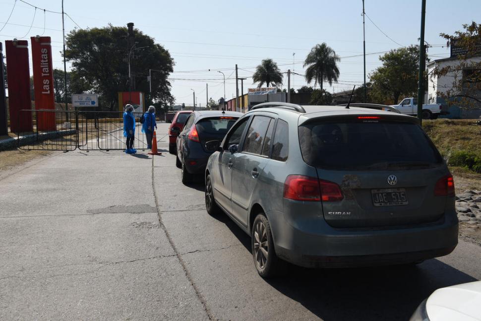 EN VILLA MARIANO. Personal municipal toma la temperatura a quienes ingresan y les piden documentación. la gaceta / foto de josé nuno 