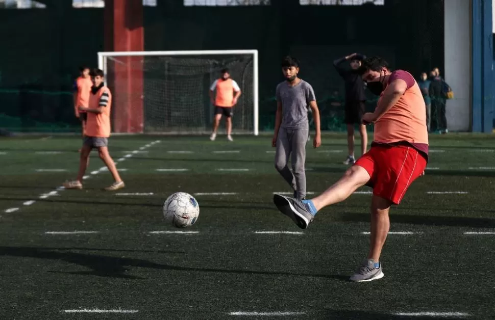 MÁS MARCAS. La cancha de fútbol 5 tiene un aspecto visual distinto en el césped. 