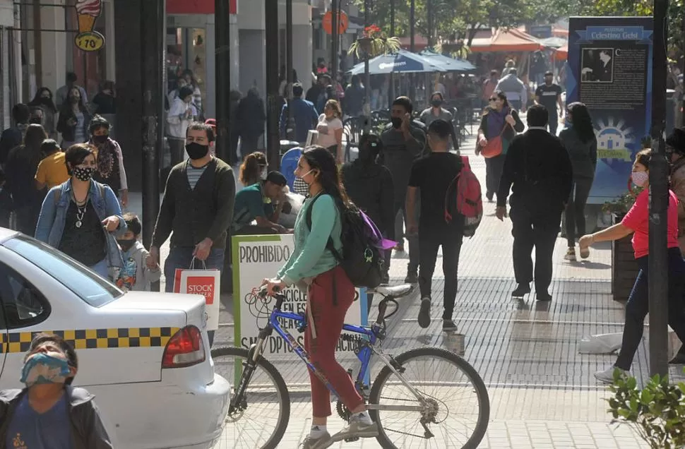 UNA MULTITUD. Las peatonales fueron prácticamente invadidas por los tucumanos, una postal tradicional de los lunes. La mayoría usó los tapaboca, pero, lamentablemente, no se cumple con el requisito de mantener la distancia sanitaria prudente. Una deuda social.  la gaceta / fotos de antonio ferroni - franco vera - josé nuno 