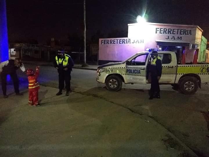 SIRENAS ENCENDIDAS. Los móviles de la Policía y de los Bomberos iluminaron el barrio.