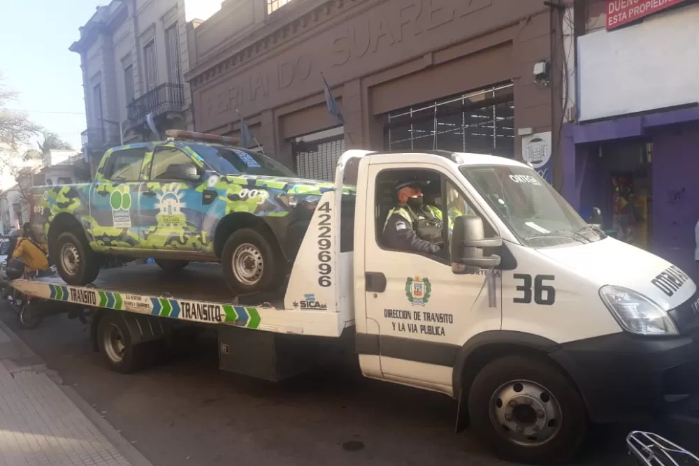 AL CORRALÓN. El camión de Tránsito municipal transporta en calidad de secuestro la camioneta de la APEV.