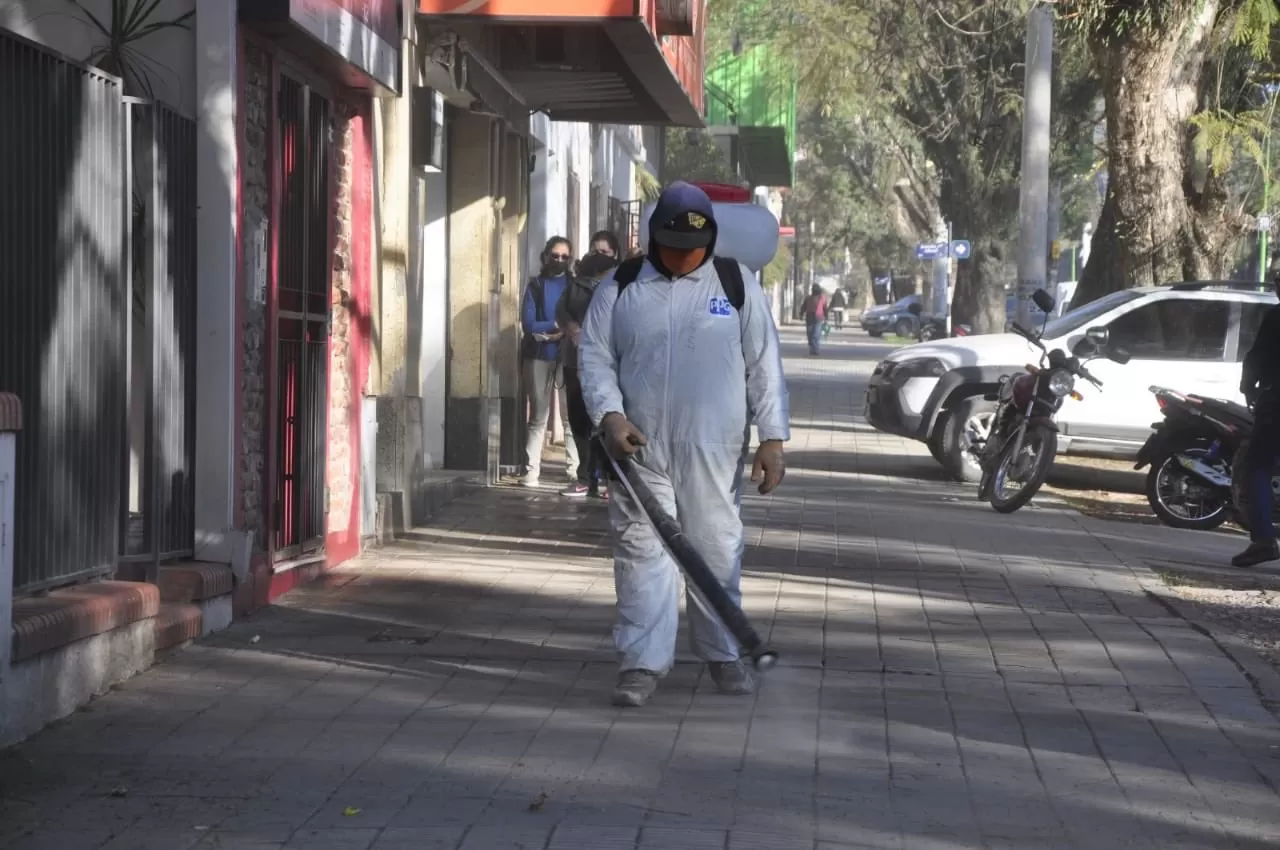 CONTRA EL COVID-19. Personal municipal recorre las calles de Tafí Viejo. Foto: Prensa Municipal