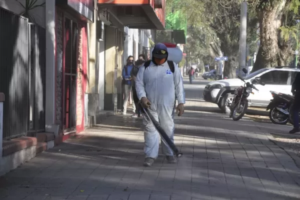 Con trajes especiales, recorrieron las calles de Tafí Viejo para combatir el coronavirus