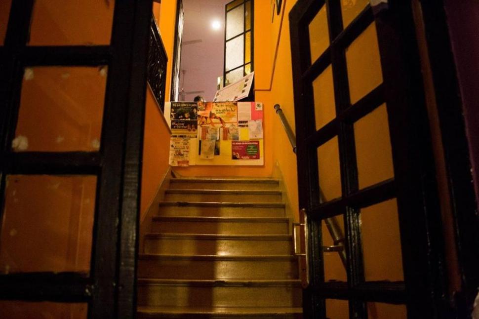 PUERTA SIEMPRE ABIERTA. Una escalera conduce a la magia del teatro.