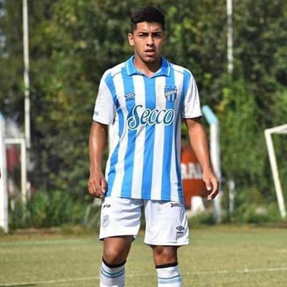  5 es la camiseta que suele usar Abel Bustos y hace honor a su posición en el campo. El santiagueño mide 1,72 metro, pesa 70 kilos, tiene 21 años y jugó de titular durante la mayor parte del último torneo de Reserva. También llega al gol y es otro detalle que puede añadir a su juego, generalmente vinculado con la marca.