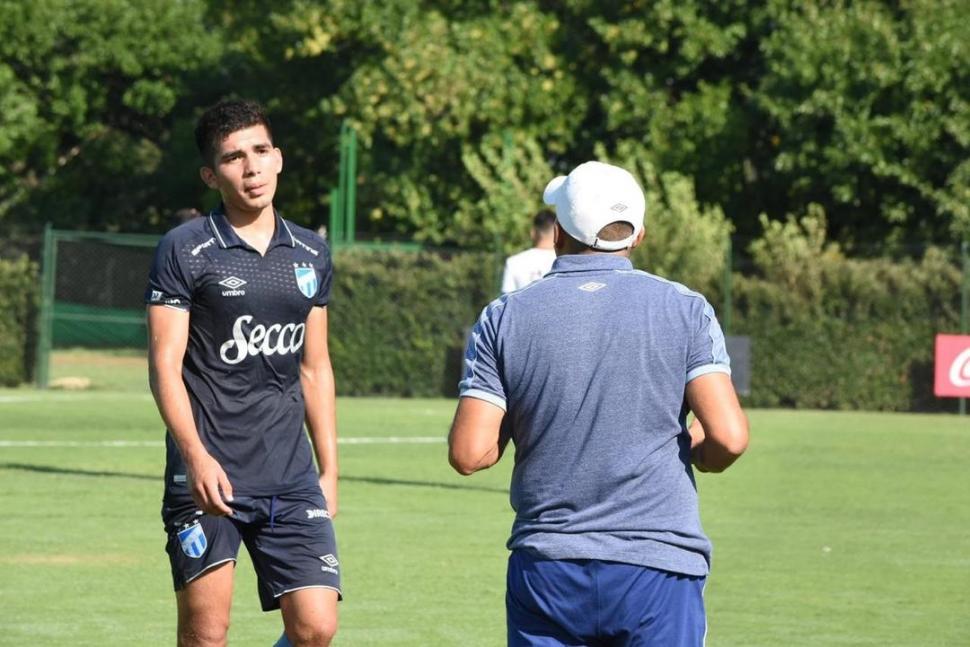  2 años aproximadamente estuvo Hernán Rosales en las inferiores de River, antes de llegar a Atlético. Juega de volante creativo y junto con Bustos (ambos son santiagueños) estuvieron haciendo la cuarentena en un hotel durante los últimos días, junto al preparador físico Alfonso Meoni. Hay mucha confianza en él.