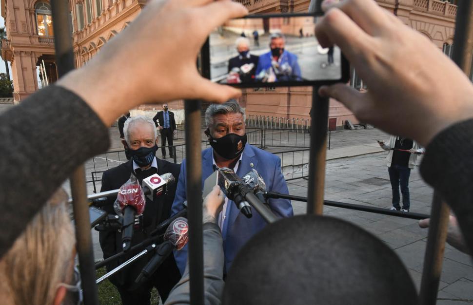 EL ANUNCIO ESPERADO. Claudio Tapia habló con los periodistas al salir de la Casa Rosada, junto con Víctor Blanco. 