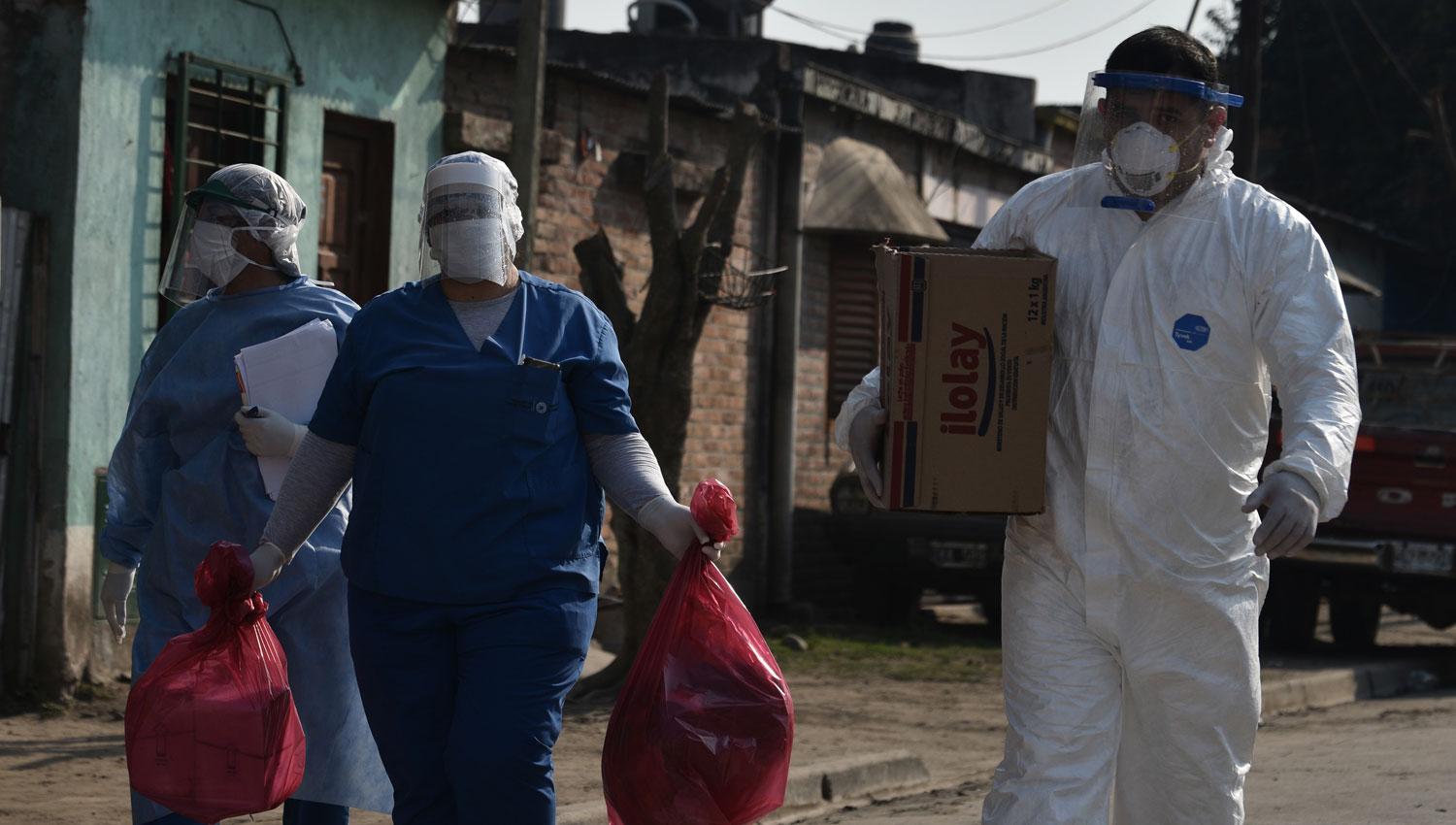 OPERARIOS. El personal realiza una búsqueda activa de febriles en el sur.