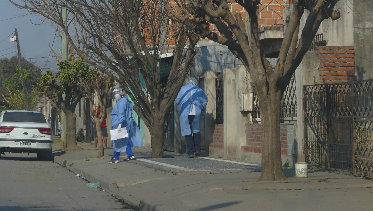 OPERATIVO. Personal del Siprosa y de la Municipalidad de Concepción realizan tareas de desinfección en el barrio Municipal, de esa ciudad.