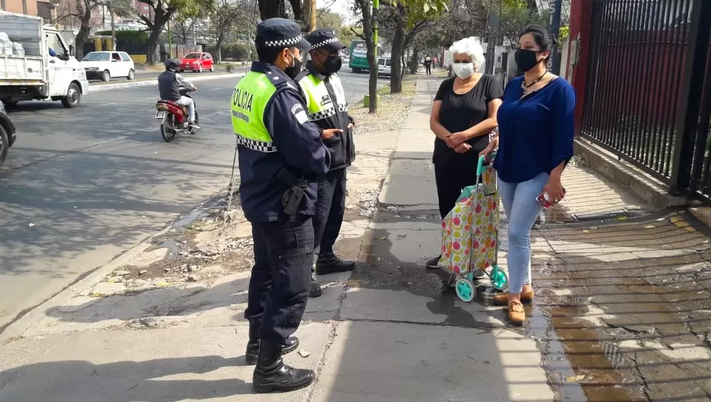 OPERATIVO. Policías dialogan con vecinas durante el recorrido que efectuaron hoy, por barrios de San Miguel de Tucumán.