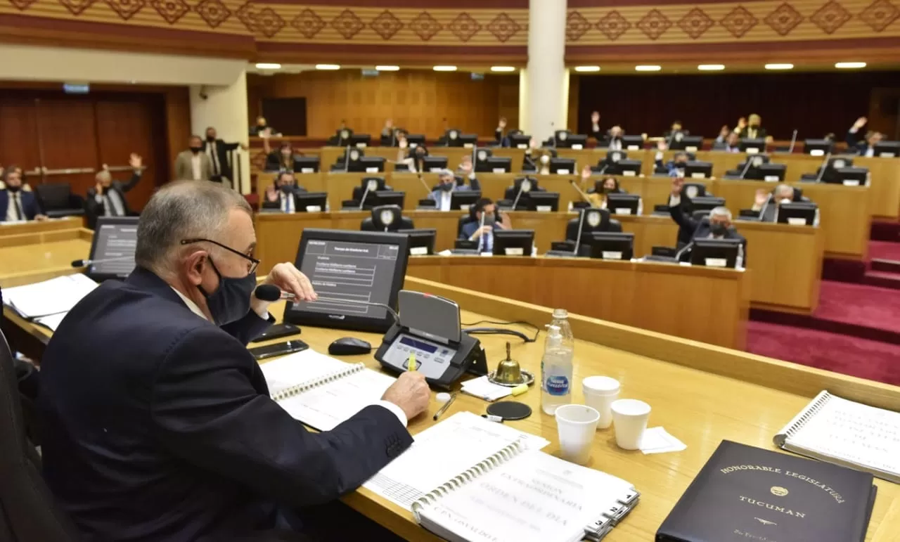 EN SESIÓN. Jaldo preside el debate en el recinto de la Legislatura. Foto: Prensa HLT