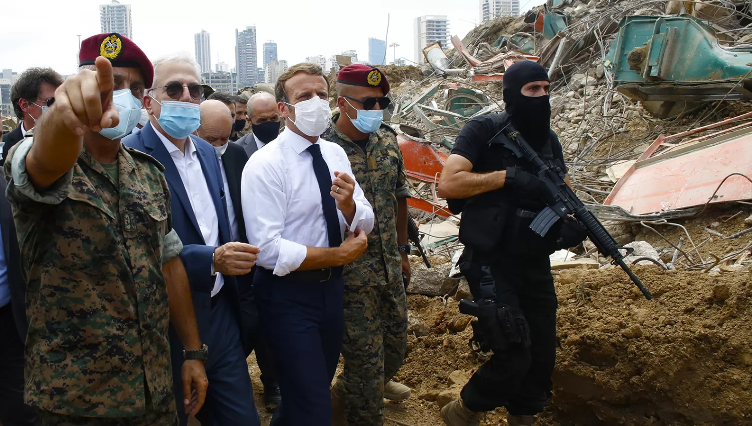 VISITA. El presidente de Francia, Emmanuel Macron, vio y oyó en vivo las protestas de los ciudadanos libaneses contra la clase política de ese país.