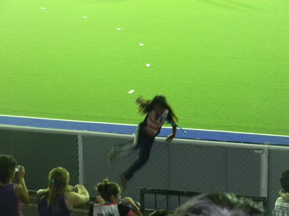 AUDAZ. A los 10 años, la pequeña Janet lo pensó muy poco: saltó la baranda e irrumpió en el césped sintético de la cancha. la gaceta / foto de diego aráoz