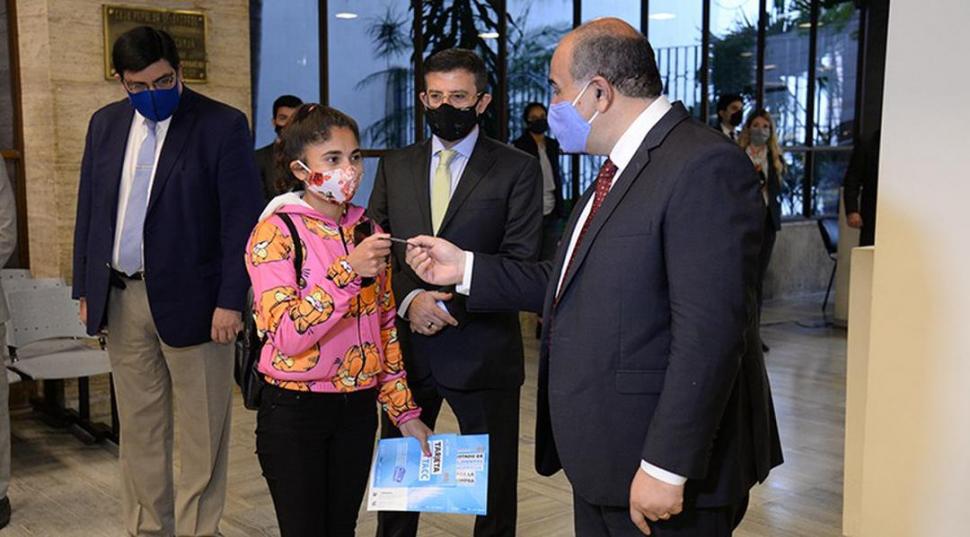 EN CAJA POPULAR. El gobernador entregó la tarjeta Sin Tacc.  