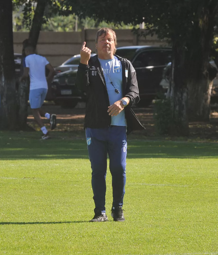 ASÍ PERO CON BARBIJO. Zielinski deberá acostumbrarse a dirigir sin gente alrededor y con el tapabocas puesto. la gaceta / foto de ANTONIO FERRONI