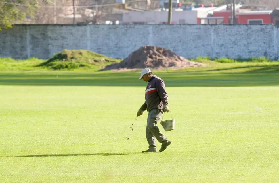 NO CAMBIÓ NADA. Hasta que el TAS se expida los únicos que pisarán los campos de entrenamiento “santos” serán los encargados de mantenimiento.  la gaceta / foto de franco vera