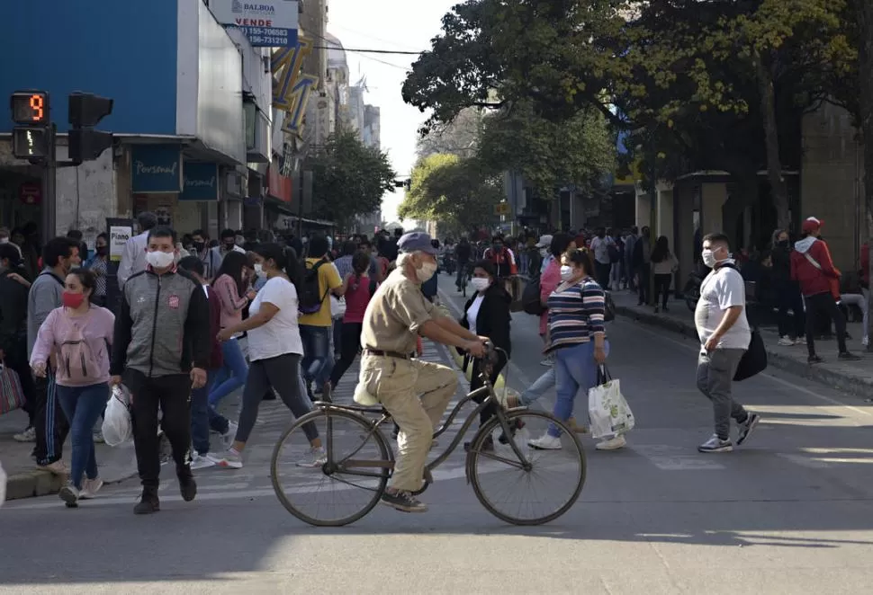 LA CITY. La zona bancaria y las peatonales concentran el mayor tránsito. la gaceta / fotos de franco vera 