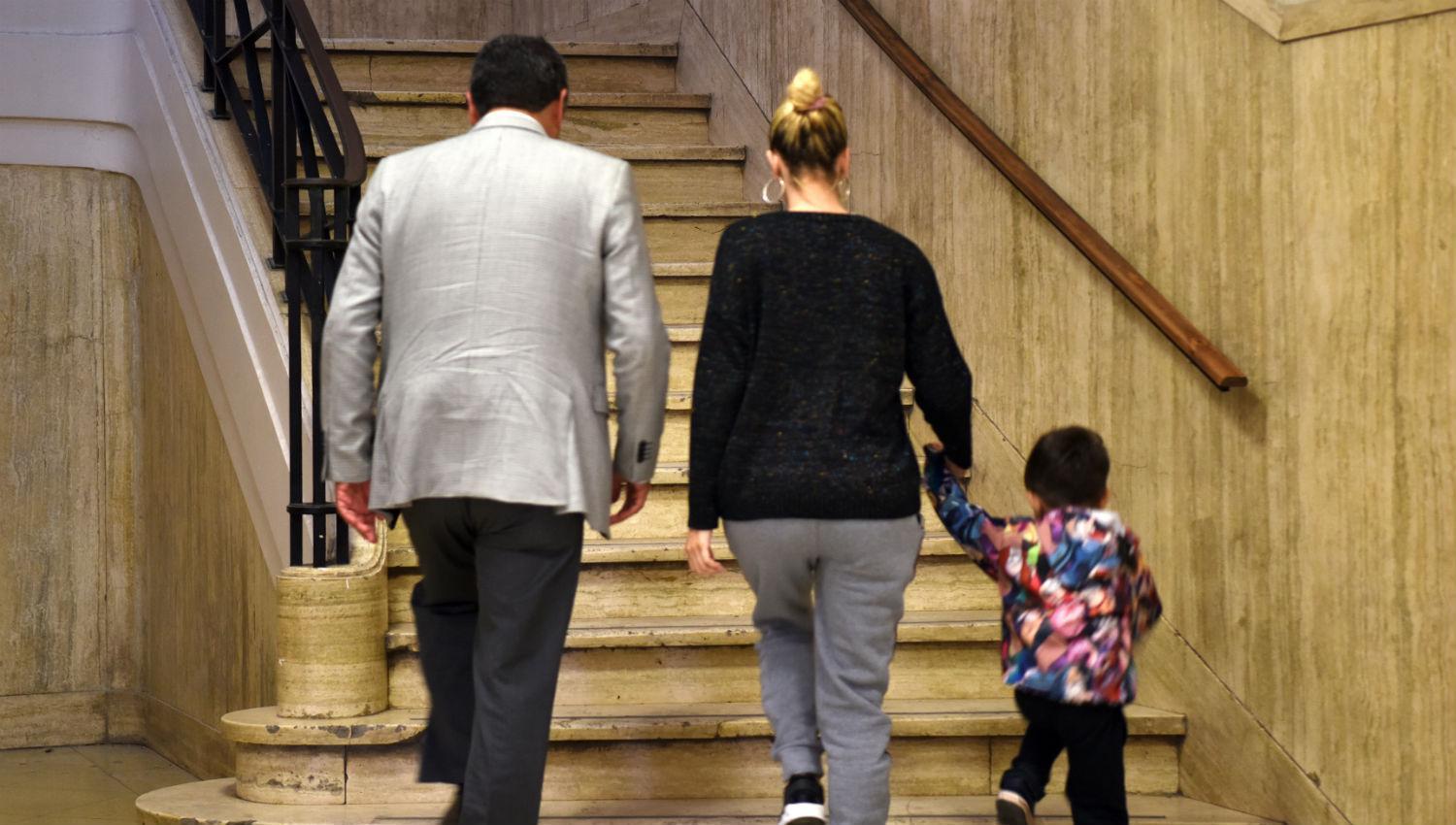 EN TRIBUNALES. Solange Beltramino junto a su hijo y a su abogado, el día que se presentó a declarar.