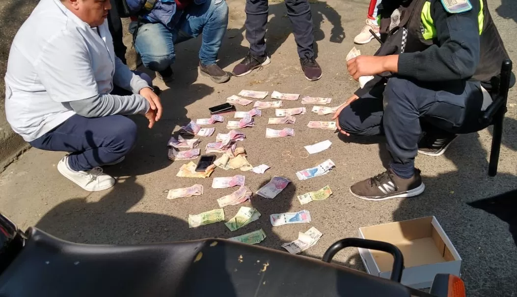 EL BOTÍN. Los policías lograron recuperar el dinero robado.