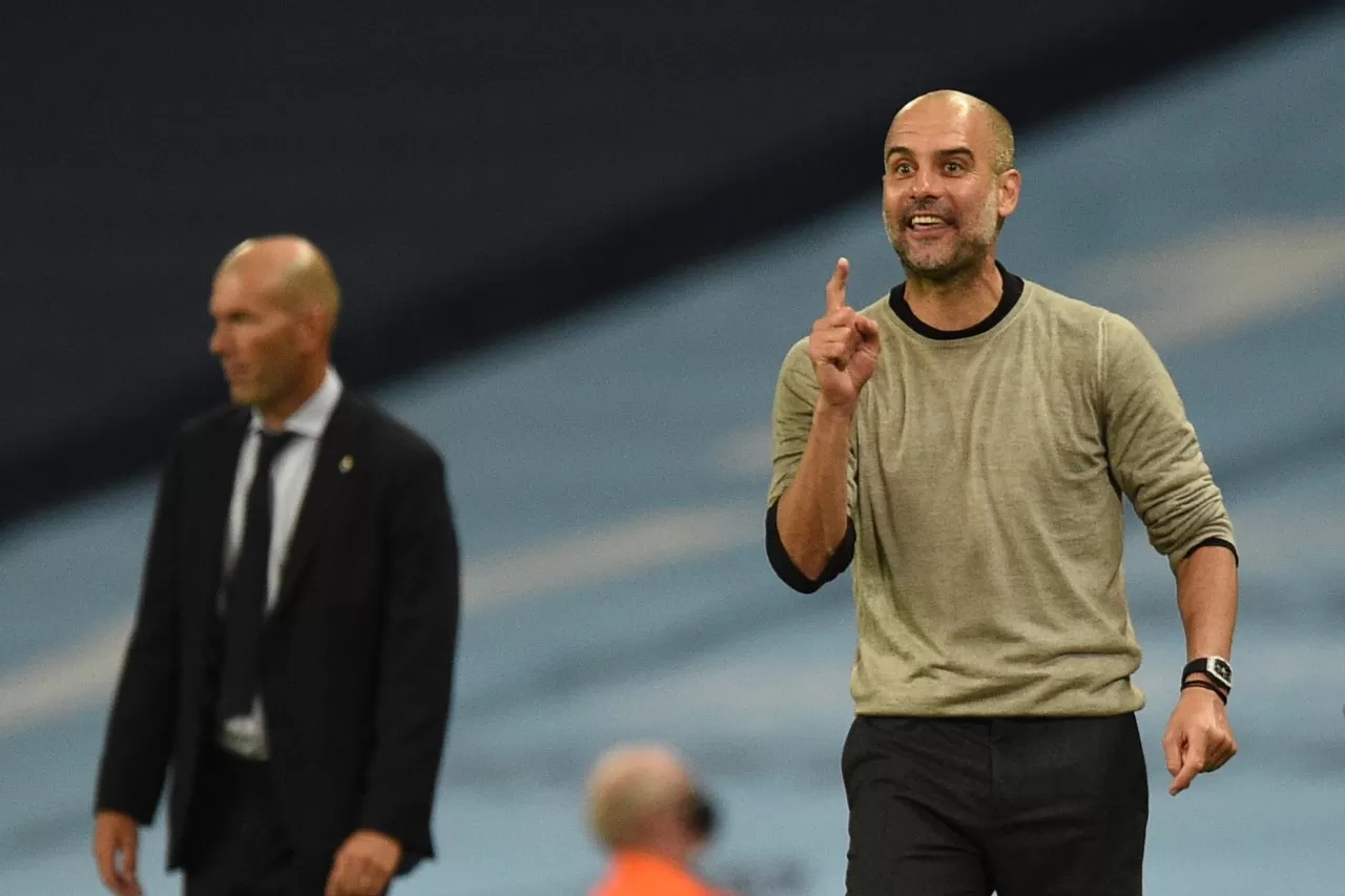 REFERENTES. Guardiola da indicaciones mientras Zidane sigue una jugada del partido de hoy. REUTERS 