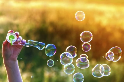 Ciencia: ¿por qué estallan las pompas de jabón?