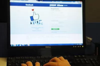 Robaron en una vivienda y fueron atrapados por vender los artículos en Facebook