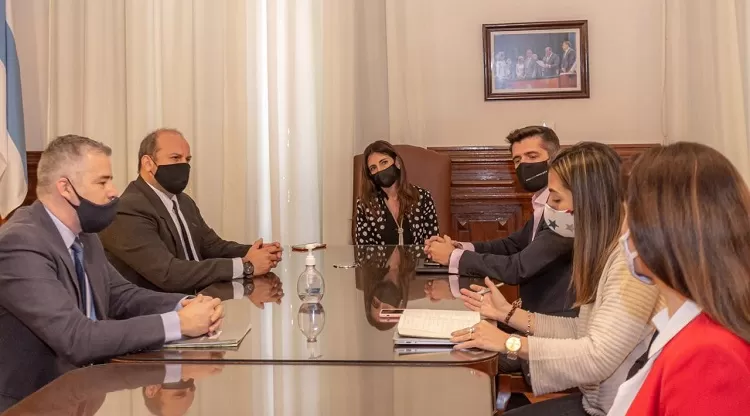 ENCUENTRO. Vargas Aignasse y Giobellina, con representantes de agencias de turismo en Casa de Gobierno. Foto: Comunicación Pública.