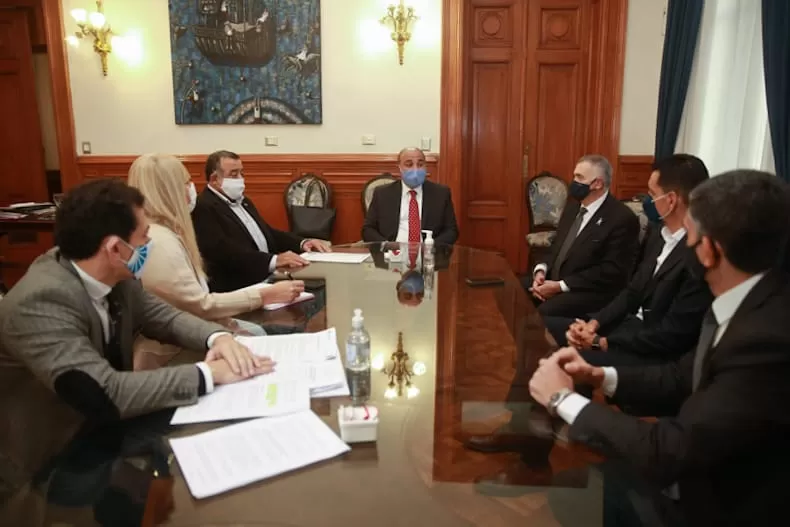 EN CASA DE GOBIERNO. Manzur, junto a Jaldo y Chahla, recibe el informe del defensor del Pueblo. Foto Twitter @OsvaldoJaldo