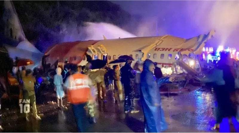 Un avión se salió de la pista y se partió en dos al aterrizar en el sur de la India
