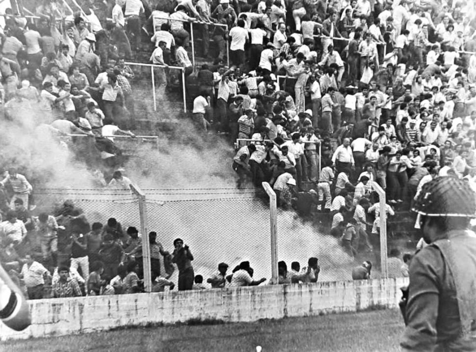 DESESPERACIÓN. Los simpatizantes dejan un hueco en la tribuna Laprida para escapar de los gases lacrimógenos.