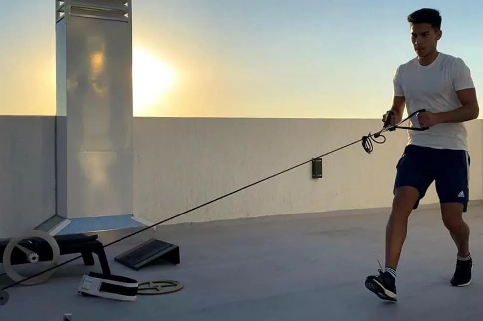 NO QUISO PERDER EL RITMO. Guillermo “Pol” Fernández  aprovechó su espaciosa terraza para entrenarse como si fuera en el gimnasio del predio de Boca en Ezeiza.  