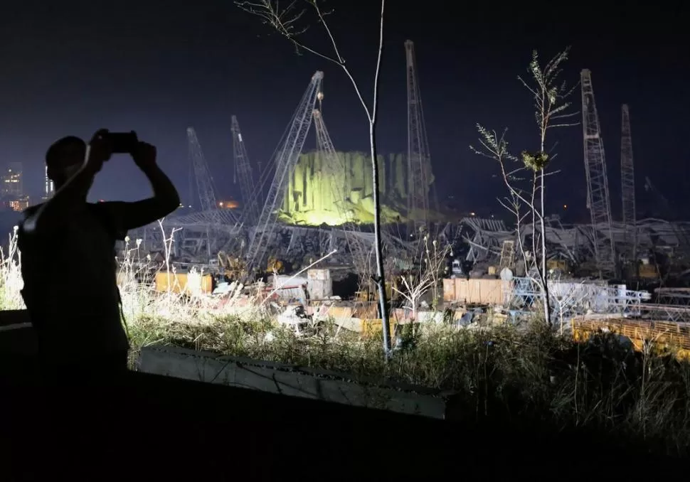 DESTRUCCIÓN. Las instalaciones y los almacenes del puerto de la capital libanesa quedaron devastados y se teme que las dificultades para operar repercutan en el abastecimiento de alimentos y de material sanitario.  fotos REUTERS