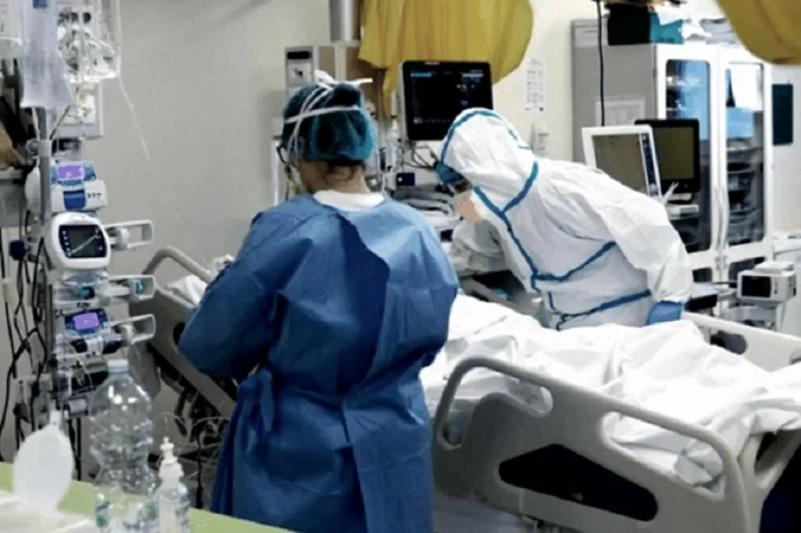 INTERNACIÓN. Un paciente de coronavirus, en terapia intensiva. Foto: Télam