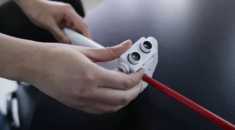 EL DISPOSITIVO. El sensor, que emite sonidos y vibración, está ubicado sobre el bastón. Foto: Comunicación Pública