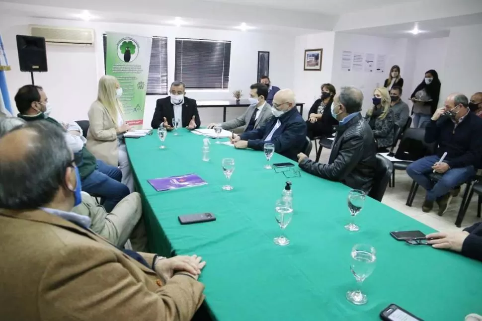 REUNIÓN. La Defensoría del Pueblo fue la sede del encuentro entre funcionarios del Ministerio de Salud, el ombudsman y directivos del sector privado. ministerio de salud pública