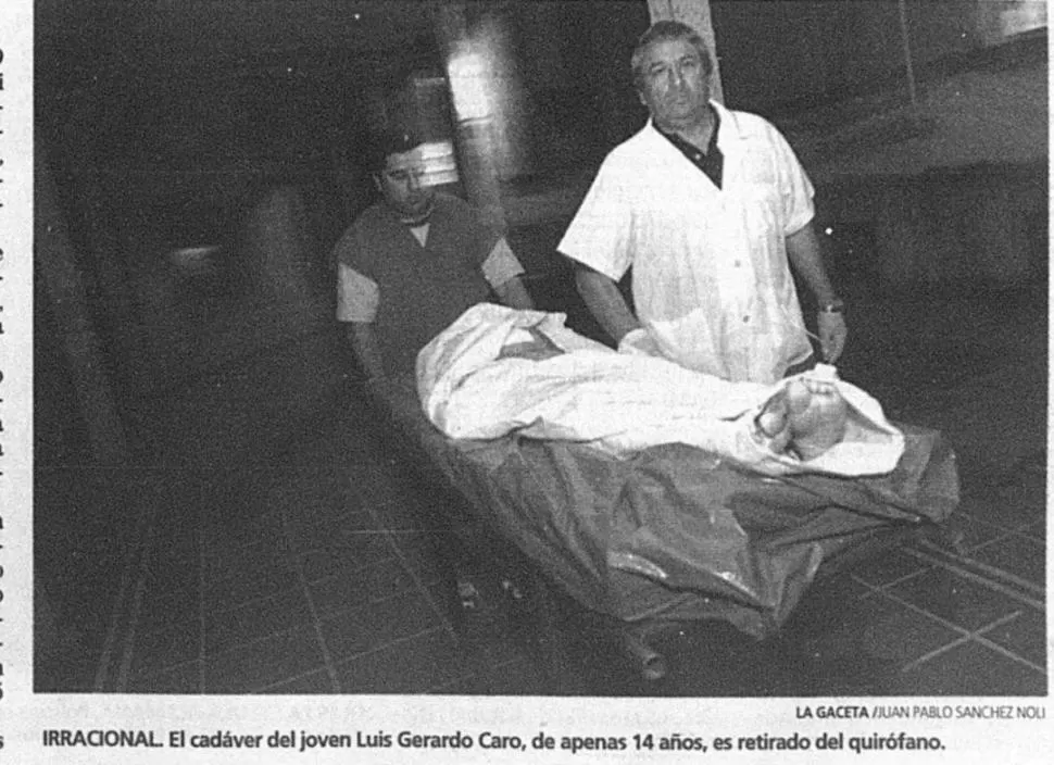 DOLOROSA IMAGEN. Dos camilleros retiran el cuerpo de Luis Caro del quirófano, donde los médicos no pudieron hacer nada para salvar la vida del adolescente de 14 años.