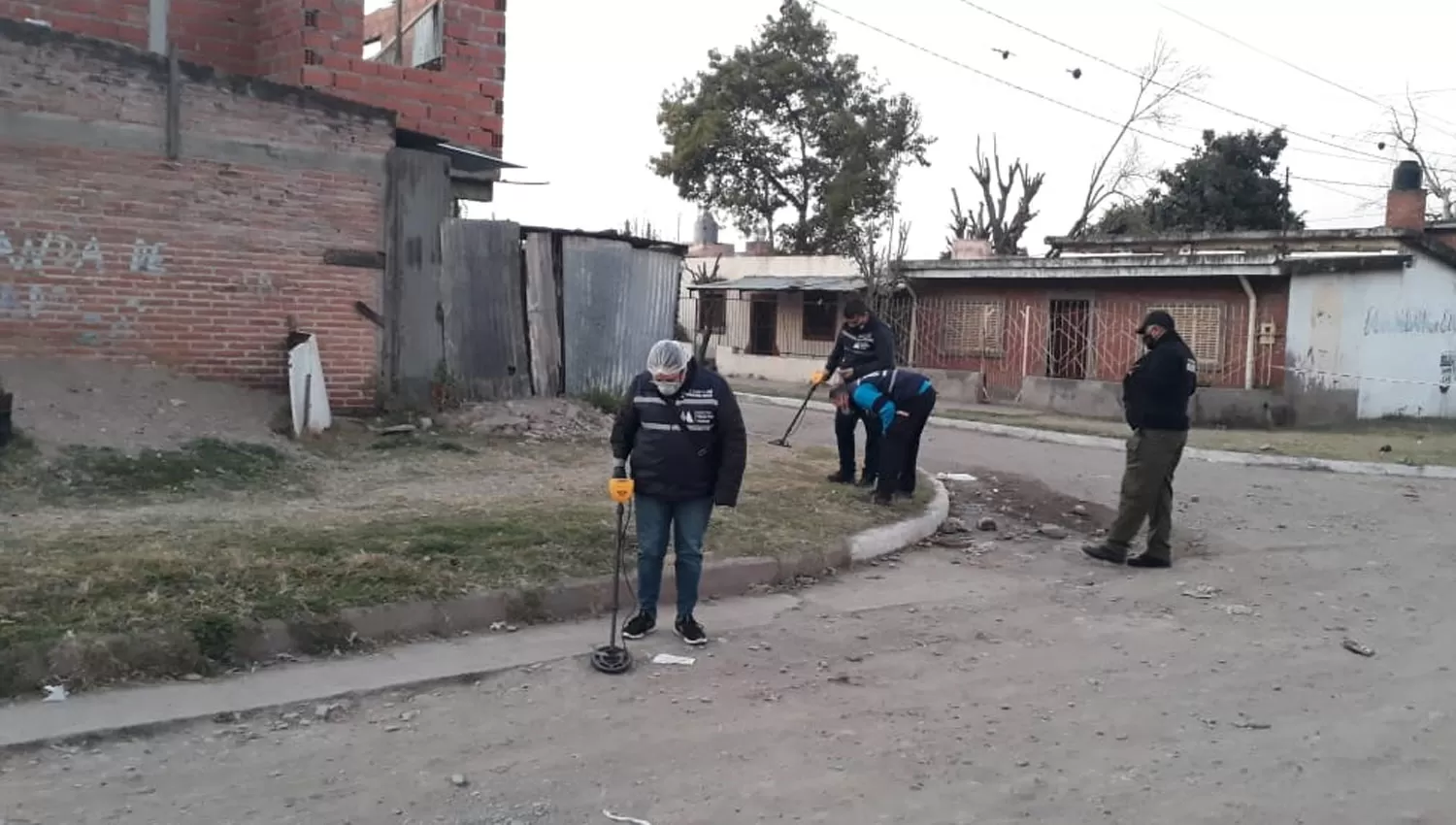 BUSCANDO PRUEBAS. Personal del MPF inspecciona la escena del crimen.