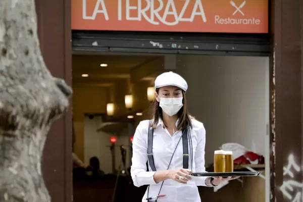 Con más de 500 brotes de covid-19, España busca restringir el ocio nocturno y las reuniones