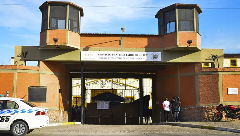 TRASLADO. Los presos que resultaron contagiados con covid-19 fueron trasladados desde las distintas comisarías de Jujuy a una sede del Servicio Penintenciario de esa provincia.