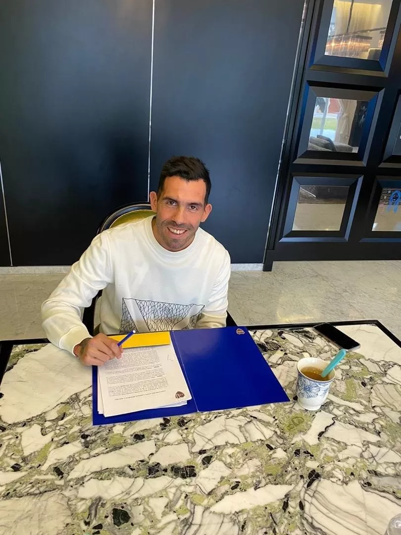 FELICIDAD. Carlitos seguirá vistiendo la camiseta azul y oro durante un año más. 