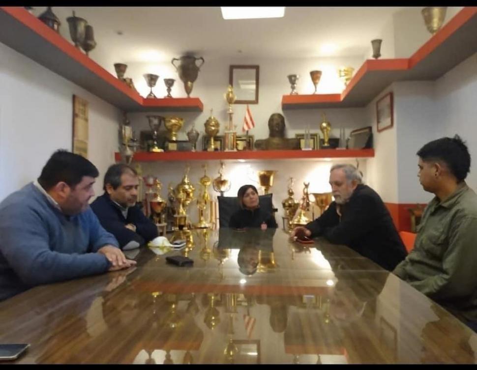 REUNIÓN. Gustavo Paz recibió en el estadio a quienes colaborarían con el plan.