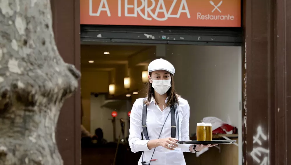 CAMPAÑAS FOCALIZADAS. En España les piden a los jóvenes que guarden distancia en los bares y que usen el barbijo.