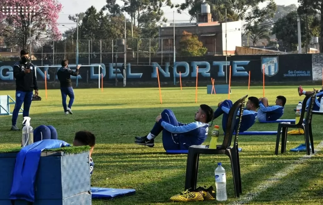 JUNTOS, PERO DISTANCIADOS. Los futbolistas del Decano, en el club Ojo de Agua. Foto: @ATOficial