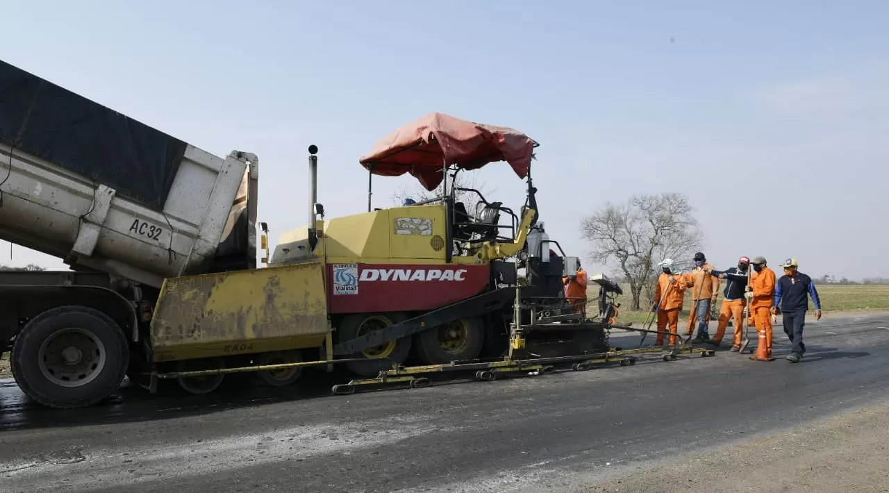 OBREROS TRABAJANDO. Personal de Vialidad se encarga de la reparación de la ruta 157. Foto: prensa HLT