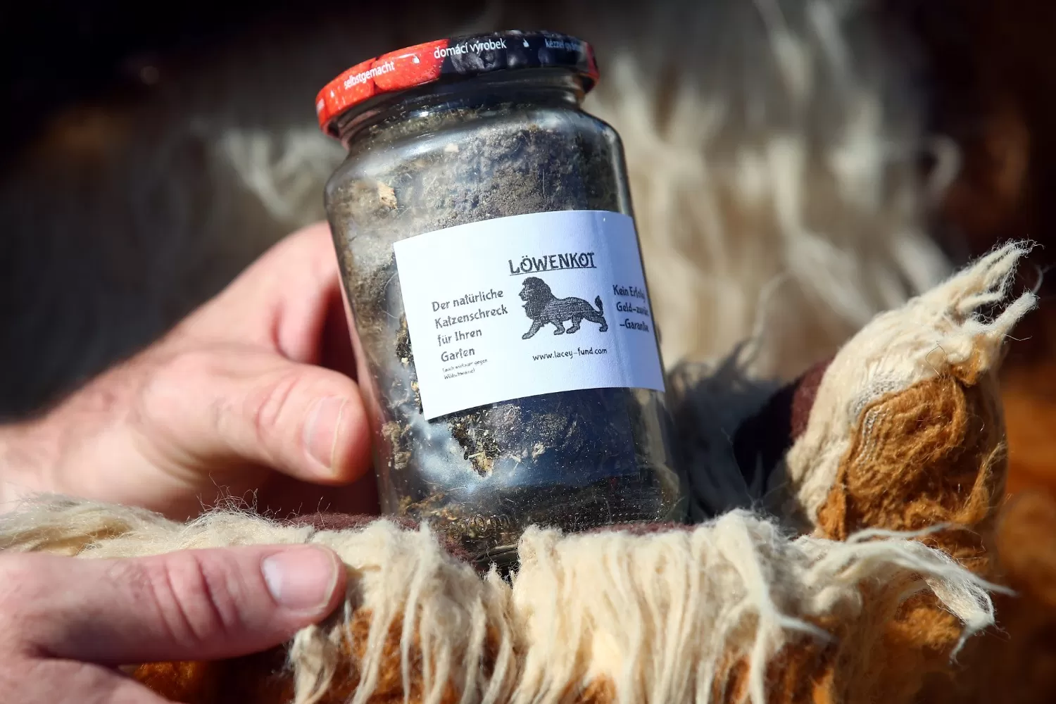 EXCREMENTO DE LEÓN. Cada frasco se vende a 5 euros.