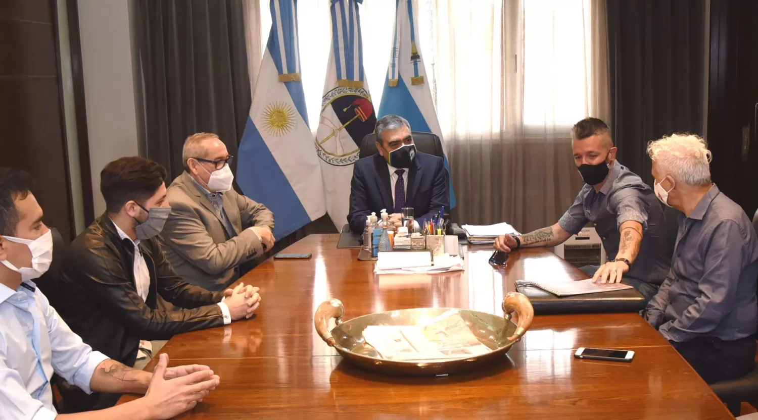 EN REUNIÓN. El intendente Alfaro, con los simpatizantes del Santo que impulsan el proyecto. Foto: Prensa SMT